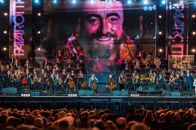 2CELLOS s  Zuccherom, Domingom, Ramazzottijem….u čast Pavarottiju!
