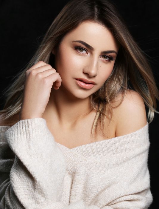 „Ljubav je moja cesta“ poručila je Adrijana Baković u svom novom singlu