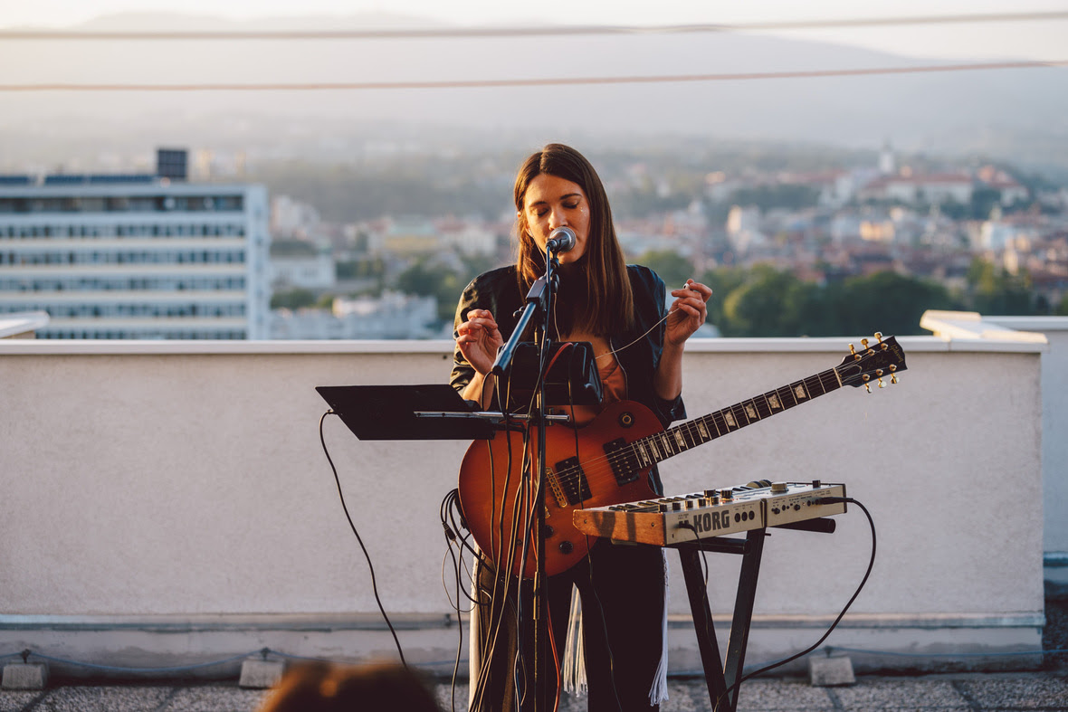 Sara Renar u novoj pjesmi slavi ljubav prema glazbi i ljudima, ali govori i o surovosti svijeta