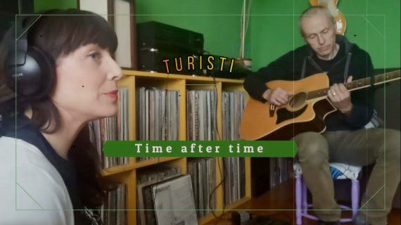 Turisti nam iz dnevnog boravka predstavljaju svoju verziju velikog hita ‘Time After Time’