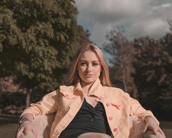 Andrea Kadić predstavlja treći službeni singl „Oči moje boje“!