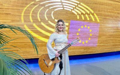 Elis Lovrić postala prva hrvatska kantautorica koja je nastupila u obje zgrade Europskoga parlamenta